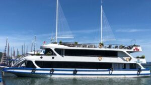 La Casta Daily Cruise (Limousine & Buffet Lunch)